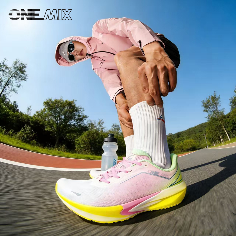ONEMIX ランニングシューズ男性用超軽量アウトドアアスレ - Reflective Night Running Shoes のレビューと価格