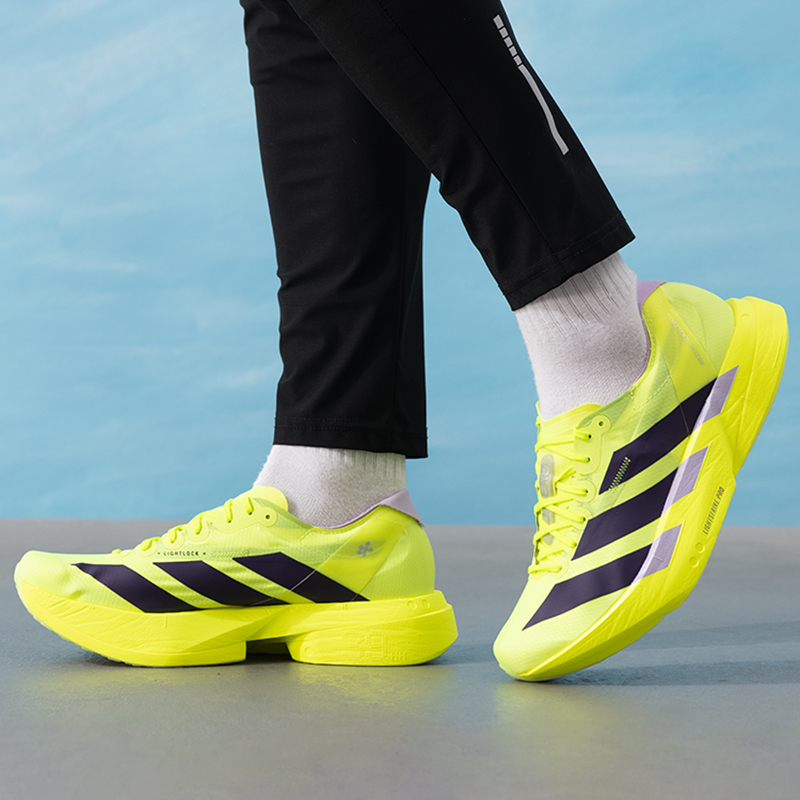 アディダス メンズシューズ オリジナル 軽量 ロードランニン - Lightweight Road Running Shoes のレビューと価格